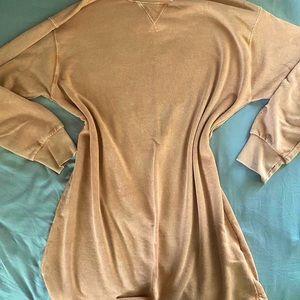 Adorable oversized billabong top.